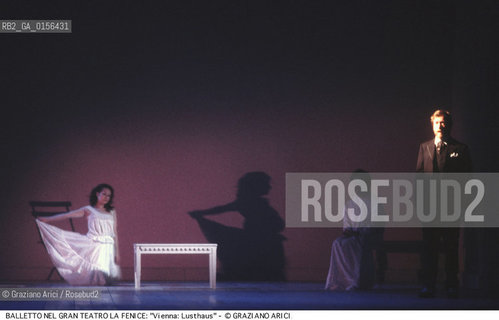 -Venezia,1988.Gran Teatro la Fenice. Balletto Vienna:Lusthaus ,coreografia di Martha Clarke, corpo di ballo Martha Clarke Dance Danza balletto coreografia .-Venice,1988. Gran Teatro la Fenice. Dance ballet Vienna:Lusthaus, choreographed by Martha Clarke, Martha Clarke dancers chorus ©Graziano Arici/Rosebud2 .La cessione dei diritti di questa immagine si intende per quanto di nostra competenza. Non comprende invece le eventuali spese  relative a diritti che potranno essere richiesti dagli Enti o persone fisiche cui appartengono eventualmente i soggetti  ripresi. Tali costi, ove necessari, e l’espletamento di qualsivoglia pratica di richiesta di concessione del permesso di pubblicazione sono esclusivamente a carico e a cura del soggetto acquirente di questa immagine.