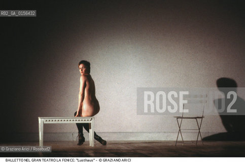 -Venezia,1988.Gran Teatro la Fenice. Balletto Vienna:Lusthaus ,coreografia di Martha Clarke, corpo di ballo Martha Clarke Dance Danza balletto coreografia .-Venice,1988. Gran Teatro la Fenice. Dance ballet Vienna:Lusthaus, choreographed by Martha Clarke, Martha Clarke dancers chorus ©Graziano Arici/Rosebud2 .La cessione dei diritti di questa immagine si intende per quanto di nostra competenza. Non comprende invece le eventuali spese  relative a diritti che potranno essere richiesti dagli Enti o persone fisiche cui appartengono eventualmente i soggetti  ripresi. Tali costi, ove necessari, e l’espletamento di qualsivoglia pratica di richiesta di concessione del permesso di pubblicazione sono esclusivamente a carico e a cura del soggetto acquirente di questa immagine.
