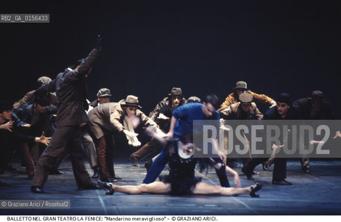 - Venezia,1984.Gran Teatro la Fenice.Mandarino meraviglioso coreografia di Maurice Bejart,corpo di ballo Bejart ballet Lausanne. Danza balletto coreografia musica palco ballerini.- Venice,1984. Gran Teatro la Fenice.Mandarino meraviglioso choreographed by Maurice Bejart,  Corps de ballet Bejart ballet Lausanne ©Graziano Arici/Rosebud2 .La cessione dei diritti di questa immagine si intende per quanto di nostra competenza. Non comprende invece le eventuali spese  relative a diritti che potranno essere richiesti dagli Enti o persone fisiche cui appartengono eventualmente i soggetti  ripresi. Tali costi, ove necessari, e l’espletamento di qualsivoglia pratica di richiesta di concessione del permesso di pubblicazione sono esclusivamente a carico e a cura del soggetto acquirente di questa immagine.