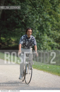 Salisburgo,1993.Ritratto del direttore dorchestra Riccardo Muti.Musica classica direttore orchestra ritratto bicicletta.Salzburg,1993.Portrait of the conductor Riccardo Muti with a bycicle ©Graziano Arici/Rosebud2