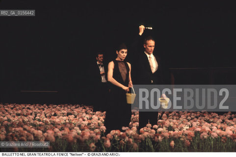 -Venezia,1983. Gran Teatro la Fenice. Balletto Nelken, coreografia di Pina Bausch, corpo di ballo Tanztheater Wuppertal.Tanztheater Wuppertal Pina Bausch Danza balletto coreografia .-Venice,1983. Gran Teatro la Fenice. Dance ballet Nelken, choreographed by Pina Bausch, Tanztheater Wuppertal dancers chorus ©Graziano Arici/Rosebud2 .La cessione dei diritti di questa immagine si intende per quanto di nostra competenza. Non comprende invece le eventuali spese  relative a diritti che potranno essere richiesti dagli Enti o persone fisiche cui appartengono eventualmente i soggetti  ripresi. Tali costi, ove necessari, e l’espletamento di qualsivoglia pratica di richiesta di concessione del permesso di pubblicazione sono esclusivamente a carico e a cura del soggetto acquirente di questa immagine.