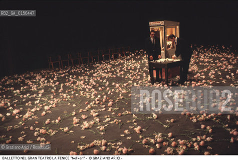 -Venezia,1983. Gran Teatro la Fenice. Balletto Nelken, coreografia di Pina Bausch, corpo di ballo Tanztheater Wuppertal.Tanztheater Wuppertal Pina Bausch Danza balletto coreografia .-Venice,1983. Gran Teatro la Fenice. Dance ballet Nelken, choreographed by Pina Bausch, Tanztheater Wuppertal dancers chorus ©Graziano Arici/Rosebud2 .La cessione dei diritti di questa immagine si intende per quanto di nostra competenza. Non comprende invece le eventuali spese  relative a diritti che potranno essere richiesti dagli Enti o persone fisiche cui appartengono eventualmente i soggetti  ripresi. Tali costi, ove necessari, e l’espletamento di qualsivoglia pratica di richiesta di concessione del permesso di pubblicazione sono esclusivamente a carico e a cura del soggetto acquirente di questa immagine.