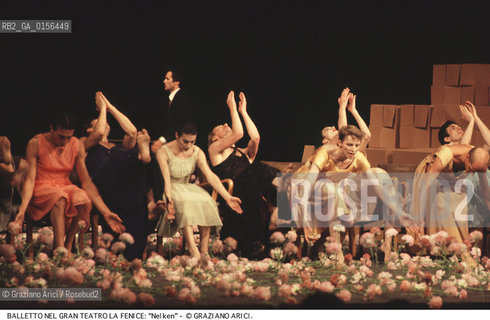 -Venezia,1983. Gran Teatro la Fenice. Balletto Nelken, coreografia di Pina Bausch, corpo di ballo Tanztheater Wuppertal.Tanztheater Wuppertal Pina Bausch Danza balletto coreografia .-Venice,1983. Gran Teatro la Fenice. Dance ballet Nelken, choreographed by Pina Bausch, Tanztheater Wuppertal dancers chorus ©Graziano Arici/Rosebud2 .La cessione dei diritti di questa immagine si intende per quanto di nostra competenza. Non comprende invece le eventuali spese  relative a diritti che potranno essere richiesti dagli Enti o persone fisiche cui appartengono eventualmente i soggetti  ripresi. Tali costi, ove necessari, e l’espletamento di qualsivoglia pratica di richiesta di concessione del permesso di pubblicazione sono esclusivamente a carico e a cura del soggetto acquirente di questa immagine.