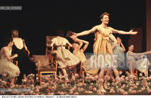 -Venezia,1983. Gran Teatro la Fenice. Balletto Nelken, coreografia di Pina Bausch, corpo di ballo Tanztheater Wuppertal.Tanztheater Wuppertal Pina Bausch Danza balletto coreografia .-Venice,1983. Gran Teatro la Fenice. Dance ballet Nelken, choreographed by Pina Bausch, Tanztheater Wuppertal dancers chorus ©Graziano Arici/Rosebud2 .La cessione dei diritti di questa immagine si intende per quanto di nostra competenza. Non comprende invece le eventuali spese  relative a diritti che potranno essere richiesti dagli Enti o persone fisiche cui appartengono eventualmente i soggetti  ripresi. Tali costi, ove necessari, e l’espletamento di qualsivoglia pratica di richiesta di concessione del permesso di pubblicazione sono esclusivamente a carico e a cura del soggetto acquirente di questa immagine.