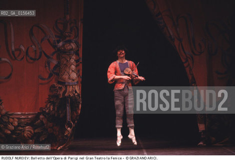 -Venezia,1984.Gran Teatro La Fenice.Il ballerino Rudolf Nureyev e il corpo di ballo dellOpera di Parigi nel balletto Arlecchino Mago per amore,coreografato da Ivo Cramer. danza ballerino balletto ritratto classica Arlecchino.-Venice,1984.Gran Teatro La Fenice.The dancer Rudolf Nureyev and corps de ballet of the Paris Opera: the dance ballet Arlecchino Mago per amore, choreographed by Ivo Cramer ©Graziano Arici/Rosebud2 La cessione dei diritti di questa immagine si intende per quanto di nostra competenza. Non comprende invece le eventuali spese  relative a diritti che potranno essere richiesti dagli Enti o persone fisiche cui appartengono eventualmente i soggetti  ripresi. Tali costi, ove necessari, e l’espletamento di qualsivoglia pratica di richiesta di concessione del permesso di pubblicazione sono esclusivamente a carico e a cura del soggetto acquirente di questa immagine.
