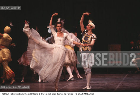 -Venezia,1984.Gran Teatro La Fenice.Il ballerino Rudolf Nureyev e il corpo di ballo dellOpera di Parigi nel balletto Arlecchino Mago per amore,coreografato da Ivo Cramer. danza ballerino balletto ritratto classica Arlecchino.-Venice,1984.Gran Teatro La Fenice.The dancer Rudolf Nureyev and corps de ballet of the Paris Opera: the dance ballet Arlecchino Mago per amore, choreographed by Ivo Cramer ©Graziano Arici/Rosebud2 La cessione dei diritti di questa immagine si intende per quanto di nostra competenza. Non comprende invece le eventuali spese  relative a diritti che potranno essere richiesti dagli Enti o persone fisiche cui appartengono eventualmente i soggetti  ripresi. Tali costi, ove necessari, e l’espletamento di qualsivoglia pratica di richiesta di concessione del permesso di pubblicazione sono esclusivamente a carico e a cura del soggetto acquirente di questa immagine.