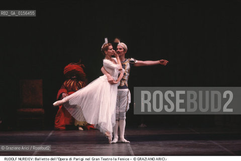-Venezia,1984.Gran Teatro La Fenice.Il ballerino Rudolf Nureyev e il corpo di ballo dellOpera di Parigi nel balletto Arlecchino Mago per amore,coreografato da Ivo Cramer. danza ballerino balletto ritratto classica Arlecchino.-Venice,1984.Gran Teatro La Fenice.The dancer Rudolf Nureyev and corps de ballet of the Paris Opera: the dance ballet Arlecchino Mago per amore, choreographed by Ivo Cramer ©Graziano Arici/Rosebud2 La cessione dei diritti di questa immagine si intende per quanto di nostra competenza. Non comprende invece le eventuali spese  relative a diritti che potranno essere richiesti dagli Enti o persone fisiche cui appartengono eventualmente i soggetti  ripresi. Tali costi, ove necessari, e l’espletamento di qualsivoglia pratica di richiesta di concessione del permesso di pubblicazione sono esclusivamente a carico e a cura del soggetto acquirente di questa immagine.