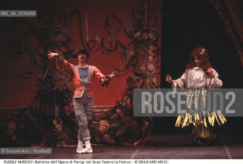 -Venezia,1984.Gran Teatro La Fenice.Il ballerino Rudolf Nureyev e il corpo di ballo dellOpera di Parigi nel balletto Arlecchino Mago per amore,coreografato da Ivo Cramer. danza ballerino balletto ritratto classica Arlecchino.-Venice,1984.Gran Teatro La Fenice.The dancer Rudolf Nureyev and corps de ballet of the Paris Opera: the dance ballet Arlecchino Mago per amore, choreographed by Ivo Cramer ©Graziano Arici/Rosebud2 La cessione dei diritti di questa immagine si intende per quanto di nostra competenza. Non comprende invece le eventuali spese  relative a diritti che potranno essere richiesti dagli Enti o persone fisiche cui appartengono eventualmente i soggetti  ripresi. Tali costi, ove necessari, e l’espletamento di qualsivoglia pratica di richiesta di concessione del permesso di pubblicazione sono esclusivamente a carico e a cura del soggetto acquirente di questa immagine.