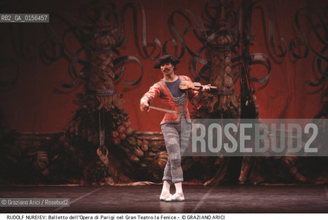 -Venezia,1984.Gran Teatro La Fenice.Il ballerino Rudolf Nureyev e il corpo di ballo dellOpera di Parigi nel balletto Arlecchino Mago per amore,coreografato da Ivo Cramer. danza ballerino balletto ritratto classica Arlecchino.-Venice,1984.Gran Teatro La Fenice.The dancer Rudolf Nureyev and corps de ballet of the Paris Opera: the dance ballet Arlecchino Mago per amore, choreographed by Ivo Cramer ©Graziano Arici/Rosebud2 La cessione dei diritti di questa immagine si intende per quanto di nostra competenza. Non comprende invece le eventuali spese  relative a diritti che potranno essere richiesti dagli Enti o persone fisiche cui appartengono eventualmente i soggetti  ripresi. Tali costi, ove necessari, e l’espletamento di qualsivoglia pratica di richiesta di concessione del permesso di pubblicazione sono esclusivamente a carico e a cura del soggetto acquirente di questa immagine.