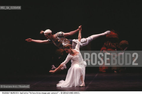-Venezia,1984.Gran Teatro La Fenice.Il ballerino Rudolf Nureyev e il corpo di ballo dellOpera di Parigi nel balletto Arlecchino Mago per amore,coreografato da Ivo Cramer. danza ballerino balletto ritratto classica Arlecchino.-Venice,1984.Gran Teatro La Fenice.The dancer Rudolf Nureyev and corps de ballet of the Paris Opera: the dance ballet Arlecchino Mago per amore, choreographed by Ivo Cramer ©Graziano Arici/Rosebud2 La cessione dei diritti di questa immagine si intende per quanto di nostra competenza. Non comprende invece le eventuali spese  relative a diritti che potranno essere richiesti dagli Enti o persone fisiche cui appartengono eventualmente i soggetti  ripresi. Tali costi, ove necessari, e l’espletamento di qualsivoglia pratica di richiesta di concessione del permesso di pubblicazione sono esclusivamente a carico e a cura del soggetto acquirente di questa immagine.