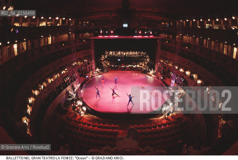 -VENEZIA,1995.GRAN TEATRO LA FENICE. LULTIMO SPETTACOLO PRIMA DELLINCENDIO DEL GRAN TEATRO LA FENICE DI VENEZIA. BALLETTO OCEAN COREOGRAFATO DA MERCE CUNNINGHAM CON IDEAZIONE SCENICA DI JOHN CAGE E MUSICHE SU TRACCIA DI JOHN CAGE, DAVID TUDOR E ANDREW CULVER. CORPO DI BALLO M.CUNNINGHAM DANCE COMPANY.-VENICE,1995.DANCE BALLET- THE LAST PERFORMANCE BEFORE OF FIRE OF GRAN TEATRO LA FENICE VENICE, CHOREOGRAPHED BY MERCE CUNNINGHAM WITH SCENES CONCEIVED BY JOHN CAGE AND FOLLOWING GUIDELINES PROVIDED BY JOHN CAGE, BY DAVID TUDOR AND ANDREW CULVER. CORPS DE BALLET, MERCE CUNNINGHAM DANCE COMPANY                                                                                              La cessione dei diritti di questa immagine si intende per quanto di nostra competenza. Non comprende invece le eventuali spese  relative a diritti che potranno essere richiesti dagli Enti o persone fisiche cui appartengono eventualmente i soggetti  ripresi. Tali costi, ove necessari, e l’espletamento di qualsivoglia pratica di richiesta di concessione del permesso di pubblicazione sono esclusivamente a carico e a cura del soggetto acquirente di questa immagine.