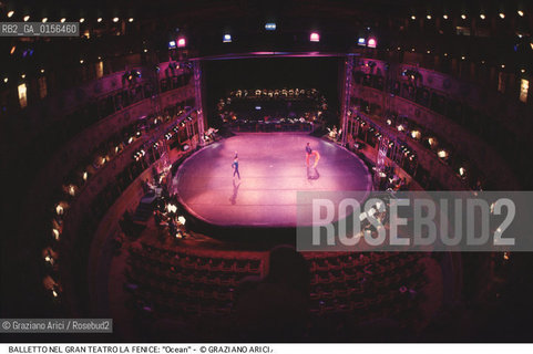 -VENEZIA,1995.GRAN TEATRO LA FENICE. LULTIMO SPETTACOLO PRIMA DELLINCENDIO DEL GRAN TEATRO LA FENICE DI VENEZIA. BALLETTO OCEAN COREOGRAFATO DA MERCE CUNNINGHAM CON IDEAZIONE SCENICA DI JOHN CAGE E MUSICHE SU TRACCIA DI JOHN CAGE, DAVID TUDOR E ANDREW CULVER. CORPO DI BALLO M.CUNNINGHAM DANCE COMPANY.-VENICE,1995.DANCE BALLET- THE LAST PERFORMANCE BEFORE OF FIRE OF GRAN TEATRO LA FENICE VENICE, CHOREOGRAPHED BY MERCE CUNNINGHAM WITH SCENES CONCEIVED BY JOHN CAGE AND FOLLOWING GUIDELINES PROVIDED BY JOHN CAGE, BY DAVID TUDOR AND ANDREW CULVER. CORPS DE BALLET, MERCE CUNNINGHAM DANCE COMPANY                                                                                              La cessione dei diritti di questa immagine si intende per quanto di nostra competenza. Non comprende invece le eventuali spese  relative a diritti che potranno essere richiesti dagli Enti o persone fisiche cui appartengono eventualmente i soggetti  ripresi. Tali costi, ove necessari, e l’espletamento di qualsivoglia pratica di richiesta di concessione del permesso di pubblicazione sono esclusivamente a carico e a cura del soggetto acquirente di questa immagine.