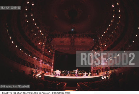 -VENEZIA,1995.GRAN TEATRO LA FENICE. LULTIMO SPETTACOLO PRIMA DELLINCENDIO DEL GRAN TEATRO LA FENICE DI VENEZIA. BALLETTO OCEAN COREOGRAFATO DA MERCE CUNNINGHAM CON IDEAZIONE SCENICA DI JOHN CAGE E MUSICHE SU TRACCIA DI JOHN CAGE, DAVID TUDOR E ANDREW CULVER. CORPO DI BALLO M.CUNNINGHAM DANCE COMPANY.-VENICE,1995.DANCE BALLET- THE LAST PERFORMANCE BEFORE OF FIRE OF GRAN TEATRO LA FENICE VENICE, CHOREOGRAPHED BY MERCE CUNNINGHAM WITH SCENES CONCEIVED BY JOHN CAGE AND FOLLOWING GUIDELINES PROVIDED BY JOHN CAGE, BY DAVID TUDOR AND ANDREW CULVER. CORPS DE BALLET, MERCE CUNNINGHAM DANCE COMPANY                                                                                              La cessione dei diritti di questa immagine si intende per quanto di nostra competenza. Non comprende invece le eventuali spese  relative a diritti che potranno essere richiesti dagli Enti o persone fisiche cui appartengono eventualmente i soggetti  ripresi. Tali costi, ove necessari, e l’espletamento di qualsivoglia pratica di richiesta di concessione del permesso di pubblicazione sono esclusivamente a carico e a cura del soggetto acquirente di questa immagine.
