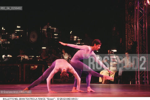 -VENEZIA,1995.GRAN TEATRO LA FENICE. LULTIMO SPETTACOLO PRIMA DELLINCENDIO DEL GRAN TEATRO LA FENICE DI VENEZIA. BALLETTO OCEAN COREOGRAFATO DA MERCE CUNNINGHAM CON IDEAZIONE SCENICA DI JOHN CAGE E MUSICHE SU TRACCIA DI JOHN CAGE, DAVID TUDOR E ANDREW CULVER. CORPO DI BALLO M.CUNNINGHAM DANCE COMPANY.-VENICE,1995.DANCE BALLET- THE LAST PERFORMANCE BEFORE OF FIRE OF GRAN TEATRO LA FENICE VENICE, CHOREOGRAPHED BY MERCE CUNNINGHAM WITH SCENES CONCEIVED BY JOHN CAGE AND FOLLOWING GUIDELINES PROVIDED BY JOHN CAGE, BY DAVID TUDOR AND ANDREW CULVER. CORPS DE BALLET, MERCE CUNNINGHAM DANCE COMPANY                                                                                              La cessione dei diritti di questa immagine si intende per quanto di nostra competenza. Non comprende invece le eventuali spese  relative a diritti che potranno essere richiesti dagli Enti o persone fisiche cui appartengono eventualmente i soggetti  ripresi. Tali costi, ove necessari, e l’espletamento di qualsivoglia pratica di richiesta di concessione del permesso di pubblicazione sono esclusivamente a carico e a cura del soggetto acquirente di questa immagine.