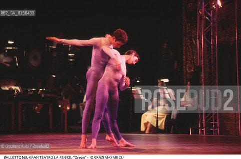 -VENEZIA,1995.GRAN TEATRO LA FENICE. LULTIMO SPETTACOLO PRIMA DELLINCENDIO DEL GRAN TEATRO LA FENICE DI VENEZIA. BALLETTO OCEAN COREOGRAFATO DA MERCE CUNNINGHAM CON IDEAZIONE SCENICA DI JOHN CAGE E MUSICHE SU TRACCIA DI JOHN CAGE, DAVID TUDOR E ANDREW CULVER. CORPO DI BALLO M.CUNNINGHAM DANCE COMPANY.-VENICE,1995.DANCE BALLET- THE LAST PERFORMANCE BEFORE OF FIRE OF GRAN TEATRO LA FENICE VENICE, CHOREOGRAPHED BY MERCE CUNNINGHAM WITH SCENES CONCEIVED BY JOHN CAGE AND FOLLOWING GUIDELINES PROVIDED BY JOHN CAGE, BY DAVID TUDOR AND ANDREW CULVER. CORPS DE BALLET, MERCE CUNNINGHAM DANCE COMPANY                                                                                              La cessione dei diritti di questa immagine si intende per quanto di nostra competenza. Non comprende invece le eventuali spese  relative a diritti che potranno essere richiesti dagli Enti o persone fisiche cui appartengono eventualmente i soggetti  ripresi. Tali costi, ove necessari, e l’espletamento di qualsivoglia pratica di richiesta di concessione del permesso di pubblicazione sono esclusivamente a carico e a cura del soggetto acquirente di questa immagine.
