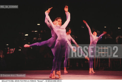 -VENEZIA,1995.GRAN TEATRO LA FENICE. LULTIMO SPETTACOLO PRIMA DELLINCENDIO DEL GRAN TEATRO LA FENICE DI VENEZIA. BALLETTO OCEAN COREOGRAFATO DA MERCE CUNNINGHAM CON IDEAZIONE SCENICA DI JOHN CAGE E MUSICHE SU TRACCIA DI JOHN CAGE, DAVID TUDOR E ANDREW CULVER. CORPO DI BALLO M.CUNNINGHAM DANCE COMPANY.-VENICE,1995.DANCE BALLET- THE LAST PERFORMANCE BEFORE OF FIRE OF GRAN TEATRO LA FENICE VENICE, CHOREOGRAPHED BY MERCE CUNNINGHAM WITH SCENES CONCEIVED BY JOHN CAGE AND FOLLOWING GUIDELINES PROVIDED BY JOHN CAGE, BY DAVID TUDOR AND ANDREW CULVER. CORPS DE BALLET, MERCE CUNNINGHAM DANCE COMPANY                                                                                              La cessione dei diritti di questa immagine si intende per quanto di nostra competenza. Non comprende invece le eventuali spese  relative a diritti che potranno essere richiesti dagli Enti o persone fisiche cui appartengono eventualmente i soggetti  ripresi. Tali costi, ove necessari, e l’espletamento di qualsivoglia pratica di richiesta di concessione del permesso di pubblicazione sono esclusivamente a carico e a cura del soggetto acquirente di questa immagine.