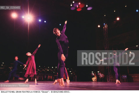 -VENEZIA,1995.GRAN TEATRO LA FENICE. LULTIMO SPETTACOLO PRIMA DELLINCENDIO DEL GRAN TEATRO LA FENICE DI VENEZIA. BALLETTO OCEAN COREOGRAFATO DA MERCE CUNNINGHAM CON IDEAZIONE SCENICA DI JOHN CAGE E MUSICHE SU TRACCIA DI JOHN CAGE, DAVID TUDOR E ANDREW CULVER. CORPO DI BALLO M.CUNNINGHAM DANCE COMPANY.-VENICE,1995.DANCE BALLET- THE LAST PERFORMANCE BEFORE OF FIRE OF GRAN TEATRO LA FENICE VENICE, CHOREOGRAPHED BY MERCE CUNNINGHAM WITH SCENES CONCEIVED BY JOHN CAGE AND FOLLOWING GUIDELINES PROVIDED BY JOHN CAGE, BY DAVID TUDOR AND ANDREW CULVER. CORPS DE BALLET, MERCE CUNNINGHAM DANCE COMPANY                                                                                              La cessione dei diritti di questa immagine si intende per quanto di nostra competenza. Non comprende invece le eventuali spese  relative a diritti che potranno essere richiesti dagli Enti o persone fisiche cui appartengono eventualmente i soggetti  ripresi. Tali costi, ove necessari, e l’espletamento di qualsivoglia pratica di richiesta di concessione del permesso di pubblicazione sono esclusivamente a carico e a cura del soggetto acquirente di questa immagine.
