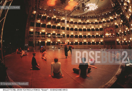 -VENEZIA,1995.GRAN TEATRO LA FENICE. LULTIMO SPETTACOLO PRIMA DELLINCENDIO DEL GRAN TEATRO LA FENICE DI VENEZIA. BALLETTO OCEAN COREOGRAFATO DA MERCE CUNNINGHAM CON IDEAZIONE SCENICA DI JOHN CAGE E MUSICHE SU TRACCIA DI JOHN CAGE, DAVID TUDOR E ANDREW CULVER. CORPO DI BALLO M.CUNNINGHAM DANCE COMPANY.-VENICE,1995.DANCE BALLET- THE LAST PERFORMANCE BEFORE OF FIRE OF GRAN TEATRO LA FENICE VENICE, CHOREOGRAPHED BY MERCE CUNNINGHAM WITH SCENES CONCEIVED BY JOHN CAGE AND FOLLOWING GUIDELINES PROVIDED BY JOHN CAGE, BY DAVID TUDOR AND ANDREW CULVER. CORPS DE BALLET, MERCE CUNNINGHAM DANCE COMPANY                                                                                              La cessione dei diritti di questa immagine si intende per quanto di nostra competenza. Non comprende invece le eventuali spese  relative a diritti che potranno essere richiesti dagli Enti o persone fisiche cui appartengono eventualmente i soggetti  ripresi. Tali costi, ove necessari, e l’espletamento di qualsivoglia pratica di richiesta di concessione del permesso di pubblicazione sono esclusivamente a carico e a cura del soggetto acquirente di questa immagine.