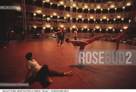 -VENEZIA,1995.GRAN TEATRO LA FENICE. LULTIMO SPETTACOLO PRIMA DELLINCENDIO DEL GRAN TEATRO LA FENICE DI VENEZIA. BALLETTO OCEAN COREOGRAFATO DA MERCE CUNNINGHAM CON IDEAZIONE SCENICA DI JOHN CAGE E MUSICHE SU TRACCIA DI JOHN CAGE, DAVID TUDOR E ANDREW CULVER. CORPO DI BALLO M.CUNNINGHAM DANCE COMPANY.-VENICE,1995.DANCE BALLET- THE LAST PERFORMANCE BEFORE OF FIRE OF GRAN TEATRO LA FENICE VENICE, CHOREOGRAPHED BY MERCE CUNNINGHAM WITH SCENES CONCEIVED BY JOHN CAGE AND FOLLOWING GUIDELINES PROVIDED BY JOHN CAGE, BY DAVID TUDOR AND ANDREW CULVER. CORPS DE BALLET, MERCE CUNNINGHAM DANCE COMPANY                                                                                              La cessione dei diritti di questa immagine si intende per quanto di nostra competenza. Non comprende invece le eventuali spese  relative a diritti che potranno essere richiesti dagli Enti o persone fisiche cui appartengono eventualmente i soggetti  ripresi. Tali costi, ove necessari, e l’espletamento di qualsivoglia pratica di richiesta di concessione del permesso di pubblicazione sono esclusivamente a carico e a cura del soggetto acquirente di questa immagine.