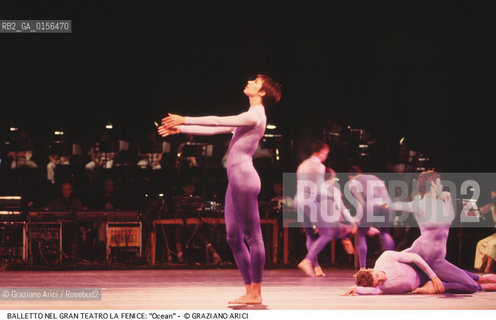 -VENEZIA,1995.GRAN TEATRO LA FENICE. LULTIMO SPETTACOLO PRIMA DELLINCENDIO DEL GRAN TEATRO LA FENICE DI VENEZIA. BALLETTO OCEAN COREOGRAFATO DA MERCE CUNNINGHAM CON IDEAZIONE SCENICA DI JOHN CAGE E MUSICHE SU TRACCIA DI JOHN CAGE, DAVID TUDOR E ANDREW CULVER. CORPO DI BALLO M.CUNNINGHAM DANCE COMPANY.-VENICE,1995.DANCE BALLET- THE LAST PERFORMANCE BEFORE OF FIRE OF GRAN TEATRO LA FENICE VENICE, CHOREOGRAPHED BY MERCE CUNNINGHAM WITH SCENES CONCEIVED BY JOHN CAGE AND FOLLOWING GUIDELINES PROVIDED BY JOHN CAGE, BY DAVID TUDOR AND ANDREW CULVER. CORPS DE BALLET, MERCE CUNNINGHAM DANCE COMPANY                                                                                              La cessione dei diritti di questa immagine si intende per quanto di nostra competenza. Non comprende invece le eventuali spese  relative a diritti che potranno essere richiesti dagli Enti o persone fisiche cui appartengono eventualmente i soggetti  ripresi. Tali costi, ove necessari, e l’espletamento di qualsivoglia pratica di richiesta di concessione del permesso di pubblicazione sono esclusivamente a carico e a cura del soggetto acquirente di questa immagine.