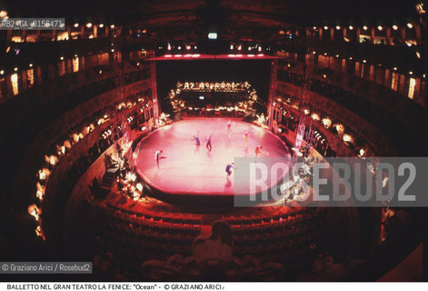 -VENEZIA,1995.GRAN TEATRO LA FENICE. LULTIMO SPETTACOLO PRIMA DELLINCENDIO DEL GRAN TEATRO LA FENICE DI VENEZIA. BALLETTO OCEAN COREOGRAFATO DA MERCE CUNNINGHAM CON IDEAZIONE SCENICA DI JOHN CAGE E MUSICHE SU TRACCIA DI JOHN CAGE, DAVID TUDOR E ANDREW CULVER. CORPO DI BALLO M.CUNNINGHAM DANCE COMPANY.-VENICE,1995.DANCE BALLET- THE LAST PERFORMANCE BEFORE OF FIRE OF GRAN TEATRO LA FENICE VENICE, CHOREOGRAPHED BY MERCE CUNNINGHAM WITH SCENES CONCEIVED BY JOHN CAGE AND FOLLOWING GUIDELINES PROVIDED BY JOHN CAGE, BY DAVID TUDOR AND ANDREW CULVER. CORPS DE BALLET, MERCE CUNNINGHAM DANCE COMPANY                                                                                              La cessione dei diritti di questa immagine si intende per quanto di nostra competenza. Non comprende invece le eventuali spese  relative a diritti che potranno essere richiesti dagli Enti o persone fisiche cui appartengono eventualmente i soggetti  ripresi. Tali costi, ove necessari, e l’espletamento di qualsivoglia pratica di richiesta di concessione del permesso di pubblicazione sono esclusivamente a carico e a cura del soggetto acquirente di questa immagine.