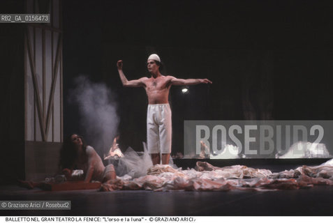 -Venezia,1985,Gran Teatro la Fenice. Balletto lOrso e la Luna.Coreografia di Carolyn Carlson,corpo di ballo teatro e danza la Fenice di Carolyn Carlson.DANZA ballo ballerini coreografia coreografo.-Venice,1985,Gran Teatro la Fenice.Dance Ballet, choreographed by Carolyn Carlson,corps de ballet Carolyn Carlsons La Fenice Theatre and Dance ©Graziano Arici/Rosebud2 La cessione dei diritti di questa immagine si intende per quanto di nostra competenza. Non comprende invece le eventuali spese  relative a diritti che potranno essere richiesti dagli Enti o persone fisiche cui appartengono eventualmente i soggetti  ripresi. Tali costi, ove necessari, e l’espletamento di qualsivoglia pratica di richiesta di concessione del permesso di pubblicazione sono esclusivamente a carico e a cura del soggetto acquirente di questa immagine.