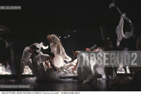 -Venezia,1985,Gran Teatro la Fenice. Balletto lOrso e la Luna.Coreografia di Carolyn Carlson,corpo di ballo teatro e danza la Fenice di Carolyn Carlson.DANZA ballo ballerini coreografia coreografo.-Venice,1985,Gran Teatro la Fenice.Dance Ballet, choreographed by Carolyn Carlson,corps de ballet Carolyn Carlsons La Fenice Theatre and Dance ©Graziano Arici/Rosebud2 La cessione dei diritti di questa immagine si intende per quanto di nostra competenza. Non comprende invece le eventuali spese  relative a diritti che potranno essere richiesti dagli Enti o persone fisiche cui appartengono eventualmente i soggetti  ripresi. Tali costi, ove necessari, e l’espletamento di qualsivoglia pratica di richiesta di concessione del permesso di pubblicazione sono esclusivamente a carico e a cura del soggetto acquirente di questa immagine.