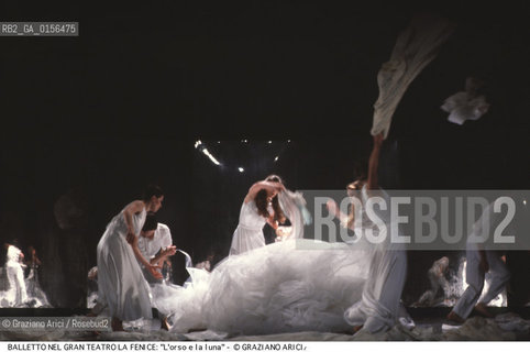 -Venezia,1985,Gran Teatro la Fenice. Balletto lOrso e la Luna.Coreografia di Carolyn Carlson,corpo di ballo teatro e danza la Fenice di Carolyn Carlson.DANZA ballo ballerini coreografia coreografo.-Venice,1985,Gran Teatro la Fenice.Dance Ballet, choreographed by Carolyn Carlson,corps de ballet Carolyn Carlsons La Fenice Theatre and Dance ©Graziano Arici/Rosebud2 La cessione dei diritti di questa immagine si intende per quanto di nostra competenza. Non comprende invece le eventuali spese  relative a diritti che potranno essere richiesti dagli Enti o persone fisiche cui appartengono eventualmente i soggetti  ripresi. Tali costi, ove necessari, e l’espletamento di qualsivoglia pratica di richiesta di concessione del permesso di pubblicazione sono esclusivamente a carico e a cura del soggetto acquirente di questa immagine.