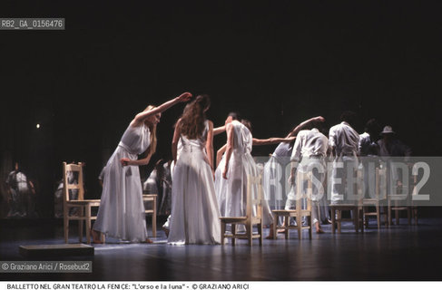-Venezia,1985,Gran Teatro la Fenice. Balletto lOrso e la Luna.Coreografia di Carolyn Carlson,corpo di ballo teatro e danza la Fenice di Carolyn Carlson.DANZA ballo ballerini coreografia coreografo.-Venice,1985,Gran Teatro la Fenice.Dance Ballet, choreographed by Carolyn Carlson,corps de ballet Carolyn Carlsons La Fenice Theatre and Dance ©Graziano Arici/Rosebud2 La cessione dei diritti di questa immagine si intende per quanto di nostra competenza. Non comprende invece le eventuali spese  relative a diritti che potranno essere richiesti dagli Enti o persone fisiche cui appartengono eventualmente i soggetti  ripresi. Tali costi, ove necessari, e l’espletamento di qualsivoglia pratica di richiesta di concessione del permesso di pubblicazione sono esclusivamente a carico e a cura del soggetto acquirente di questa immagine.