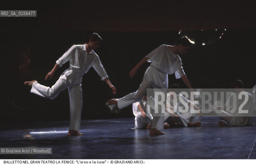 -Venezia,1985,Gran Teatro la Fenice. Balletto lOrso e la Luna.Coreografia di Carolyn Carlson,corpo di ballo teatro e danza la Fenice di Carolyn Carlson.DANZA ballo ballerini coreografia coreografo.-Venice,1985,Gran Teatro la Fenice.Dance Ballet, choreographed by Carolyn Carlson,corps de ballet Carolyn Carlsons La Fenice Theatre and Dance ©Graziano Arici/Rosebud2 La cessione dei diritti di questa immagine si intende per quanto di nostra competenza. Non comprende invece le eventuali spese  relative a diritti che potranno essere richiesti dagli Enti o persone fisiche cui appartengono eventualmente i soggetti  ripresi. Tali costi, ove necessari, e l’espletamento di qualsivoglia pratica di richiesta di concessione del permesso di pubblicazione sono esclusivamente a carico e a cura del soggetto acquirente di questa immagine.