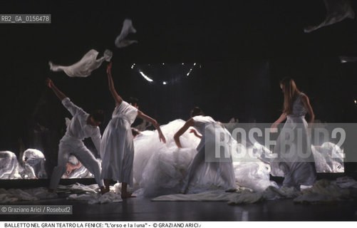 -Venezia,1985,Gran Teatro la Fenice. Balletto lOrso e la Luna.Coreografia di Carolyn Carlson,corpo di ballo teatro e danza la Fenice di Carolyn Carlson.DANZA ballo ballerini coreografia coreografo.-Venice,1985,Gran Teatro la Fenice.Dance Ballet, choreographed by Carolyn Carlson,corps de ballet Carolyn Carlsons La Fenice Theatre and Dance ©Graziano Arici/Rosebud2 La cessione dei diritti di questa immagine si intende per quanto di nostra competenza. Non comprende invece le eventuali spese  relative a diritti che potranno essere richiesti dagli Enti o persone fisiche cui appartengono eventualmente i soggetti  ripresi. Tali costi, ove necessari, e l’espletamento di qualsivoglia pratica di richiesta di concessione del permesso di pubblicazione sono esclusivamente a carico e a cura del soggetto acquirente di questa immagine.