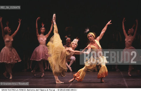 -Venezia,1984.Gran Teatro La Fenice.Il corpo di ballo dellOpera di Parigi nel balletto Arlecchino Mago per amore,coreografato da Ivo Cramer. danza ballerino balletto ritratto classica Arlecchino.-Venice,1984.Gran Teatro La FeniceThecorps de ballet of the Paris Opera: the dance ballet Arlecchino Mago per amore, choreographed by Ivo Cramer ©Graziano Arici/Rosebud2 La cessione dei diritti di questa immagine si intende per quanto di nostra competenza. Non comprende invece le eventuali spese  relative a diritti che potranno essere richiesti dagli Enti o persone fisiche cui appartengono eventualmente i soggetti  ripresi. Tali costi, ove necessari, e l’espletamento di qualsivoglia pratica di richiesta di concessione del permesso di pubblicazione sono esclusivamente a carico e a cura del soggetto acquirente di questa immagine.