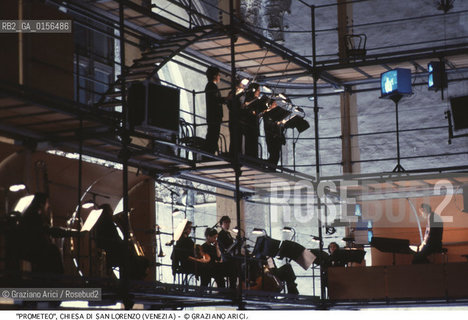 -Venezia,1984.Chiesa di San Lorenzo. Opera del compositore contemporaneo Luigi Nono, Prometeo - Tragedia dellascolto prova generale, testo di Massimo Cacciari, struttura scenica dellarchitetto Renzo Piano, luci del pittore Emilio Vedova.Il compositore Luigi Nono durante le prove. musica compositore opera Prometeo contemporanea elettronica filosofia architettura pittura ritratto.-Venice,1984. Work  Prometeo - Tragedia dellascolto directed by contemporary composer Luigi Nono,text by the philosopher Massimo Cacciari,scenography by the architect Renzo Piano,stage lighting by the painter Emilio Vedova. Portrait of the composer Luigi Nono ©Graziano Arici/Rosebud2