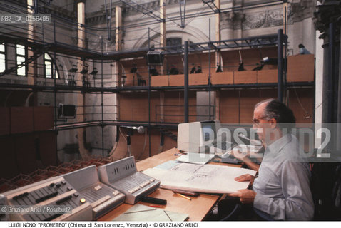 -Venezia,1984.Chiesa di San Lorenzo. Opera del compositore contemporaneo Luigi Nono, Prometeo - Tragedia dellascolto prova generale, testo di Massimo Cacciari, struttura scenica dellarchitetto Renzo Piano, luci del pittore Emilio Vedova.Il compositore Luigi Nono durante le prove. musica compositore opera Prometeo contemporanea elettronica filosofia architettura pittura ritratto.-Venice,1984. Work  Prometeo - Tragedia dellascolto directed by contemporary composer Luigi Nono,text by the philosopher Massimo Cacciari,scenography by the architect Renzo Piano,stage lighting by the painter Emilio Vedova. Portrait of the composer Luigi Nono ©Graziano Arici/Rosebud2