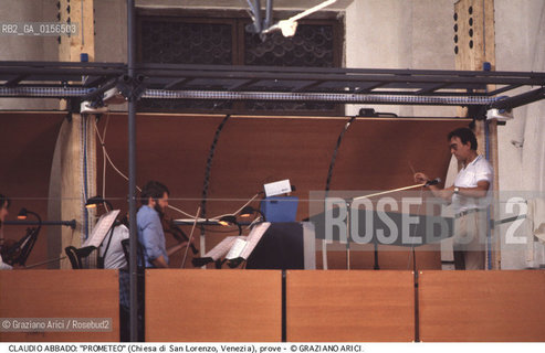 -Venezia,1984.Chiesa di San Lorenzo. Opera del compositore contemporaneo Luigi Nono, Prometeo - Tragedia dellascolto prova generale, testo di Massimo Cacciari, struttura scenica dellarchitetto Renzo Piano, luci del pittore Emilio Vedova.Claudio Abbado durante le prove. musica compositore opera Prometeo contemporanea elettronica filosofia architettura pittura ritratto.-Venice,1984. Work  Prometeo - Tragedia dellascolto directed by contemporary composer Luigi Nono,text by the philosopher Massimo Cacciari,scenography by the architect Renzo Piano,stage lighting by the painter Emilio Vedova. Portrait of Claudio Abbado ©Graziano Arici/Rosebud2
