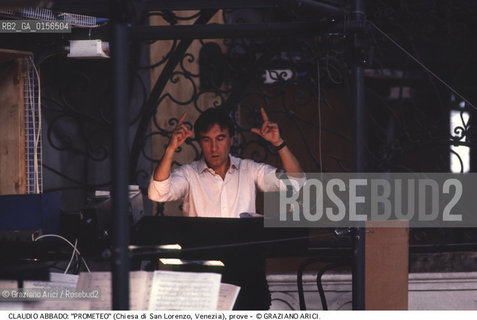 -Venezia,1984.Chiesa di San Lorenzo. Opera del compositore contemporaneo Luigi Nono, Prometeo - Tragedia dellascolto prova generale, testo di Massimo Cacciari, struttura scenica dellarchitetto Renzo Piano, luci del pittore Emilio Vedova.Claudio Abbado durante le prove. musica compositore opera Prometeo contemporanea elettronica filosofia architettura pittura ritratto.-Venice,1984. Work  Prometeo - Tragedia dellascolto directed by contemporary composer Luigi Nono,text by the philosopher Massimo Cacciari,scenography by the architect Renzo Piano,stage lighting by the painter Emilio Vedova. Portrait of Claudio Abbado ©Graziano Arici/Rosebud2