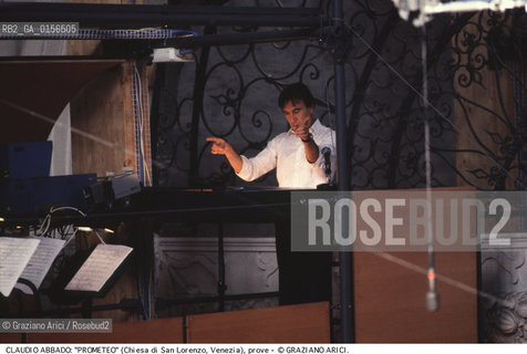 -Venezia,1984.Chiesa di San Lorenzo. Opera del compositore contemporaneo Luigi Nono, Prometeo - Tragedia dellascolto prova generale, testo di Massimo Cacciari, struttura scenica dellarchitetto Renzo Piano, luci del pittore Emilio Vedova.Claudio Abbado durante le prove. musica compositore opera Prometeo contemporanea elettronica filosofia architettura pittura ritratto.-Venice,1984. Work  Prometeo - Tragedia dellascolto directed by contemporary composer Luigi Nono,text by the philosopher Massimo Cacciari,scenography by the architect Renzo Piano,stage lighting by the painter Emilio Vedova. Portrait of Claudio Abbado ©Graziano Arici/Rosebud2