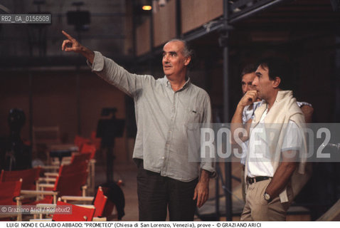 -Venezia,1984.Chiesa di San Lorenzo. Opera del compositore contemporaneo Luigi Nono, Prometeo - Tragedia dellascolto prova generale, testo di Massimo Cacciari, struttura scenica dellarchitetto Renzo Piano, luci del pittore Emilio Vedova.Il compositore Luigi Nono durante le prove con Claudio Abbado. musica compositore opera Prometeo contemporanea elettronica filosofia architettura pittura ritratto.-Venice,1984. Work  Prometeo - Tragedia dellascolto directed by contemporary composer Luigi Nono,text by the philosopher Massimo Cacciari,scenography by the architect Renzo Piano,stage lighting by the painter Emilio Vedova. Portrait of the composer Luigi Nono with Claudio Abbado ©Graziano Arici/Rosebud2