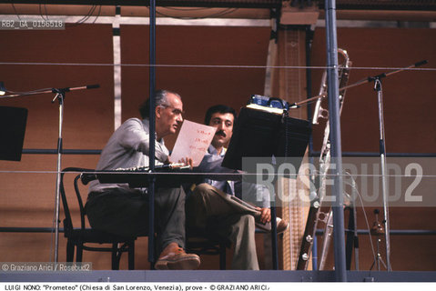 -Venezia,1984.Chiesa di San Lorenzo. Opera del compositore contemporaneo Luigi Nono, Prometeo - Tragedia dellascolto prova generale, testo di Massimo Cacciari, struttura scenica dellarchitetto Renzo Piano, luci del pittore Emilio Vedova.Il compositore Luigi Nono durante le prove. musica compositore opera Prometeo contemporanea elettronica filosofia architettura pittura ritratto.-Venice,1984. Work  Prometeo - Tragedia dellascolto directed by contemporary composer Luigi Nono,text by the philosopher Massimo Cacciari,scenography by the architect Renzo Piano,stage lighting by the painter Emilio Vedova. Portrait of the composer Luigi Nono ©Graziano Arici/Rosebud2