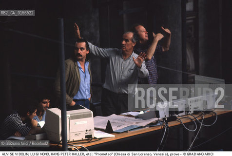 -Venezia,1984.Chiesa di San Lorenzo. Opera del compositore contemporaneo Luigi Nono, Prometeo - Tragedia dellascolto prova generale, testo di Massimo Cacciari, struttura scenica dellarchitetto Renzo Piano, luci del pittore Emilio Vedova.Il compositore Luigi Nono durante le prove con Hans Peter Haller. musica compositore opera Prometeo contemporanea elettronica filosofia architettura pittura ritratto.-Venice,1984. Work  Prometeo - Tragedia dellascolto directed by contemporary composer Luigi Nono,text by the philosopher Massimo Cacciari,scenography by the architect Renzo Piano,stage lighting by the painter Emilio Vedova. Portrait of the composer Luigi Nono with Hans Peter Haller ©Graziano Arici/Rosebud2
