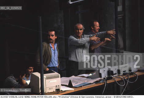 -Venezia,1984.Chiesa di San Lorenzo. Opera del compositore contemporaneo Luigi Nono, Prometeo - Tragedia dellascolto prova generale, testo di Massimo Cacciari, struttura scenica dellarchitetto Renzo Piano, luci del pittore Emilio Vedova.Il compositore Luigi Nono durante le prove con Hans Peter Haller. musica compositore opera Prometeo contemporanea elettronica filosofia architettura pittura ritratto.-Venice,1984. Work  Prometeo - Tragedia dellascolto directed by contemporary composer Luigi Nono,text by the philosopher Massimo Cacciari,scenography by the architect Renzo Piano,stage lighting by the painter Emilio Vedova. Portrait of the composer Luigi Nono with Hans Peter Haller ©Graziano Arici/Rosebud2