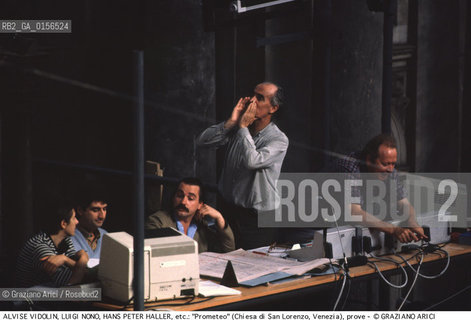 -Venezia,1984.Chiesa di San Lorenzo. Opera del compositore contemporaneo Luigi Nono, Prometeo - Tragedia dellascolto prova generale, testo di Massimo Cacciari, struttura scenica dellarchitetto Renzo Piano, luci del pittore Emilio Vedova.Il compositore Luigi Nono durante le prove con Hans Peter Haller. musica compositore opera Prometeo contemporanea elettronica filosofia architettura pittura ritratto.-Venice,1984. Work  Prometeo - Tragedia dellascolto directed by contemporary composer Luigi Nono,text by the philosopher Massimo Cacciari,scenography by the architect Renzo Piano,stage lighting by the painter Emilio Vedova. Portrait of the composer Luigi Nono with Hans Peter Haller ©Graziano Arici/Rosebud2