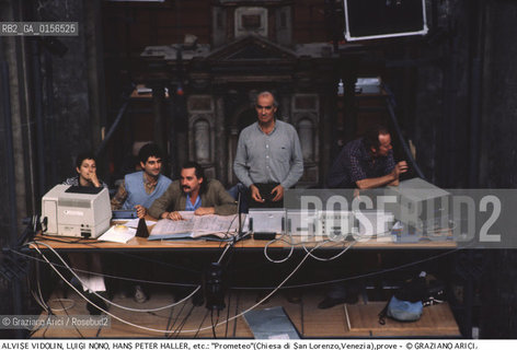 -Venezia,1984.Chiesa di San Lorenzo. Opera del compositore contemporaneo Luigi Nono, Prometeo - Tragedia dellascolto prova generale, testo di Massimo Cacciari, struttura scenica dellarchitetto Renzo Piano, luci del pittore Emilio Vedova.Il compositore Luigi Nono durante le prove con Hans Peter Haller. musica compositore opera Prometeo contemporanea elettronica filosofia architettura pittura ritratto.-Venice,1984. Work  Prometeo - Tragedia dellascolto directed by contemporary composer Luigi Nono,text by the philosopher Massimo Cacciari,scenography by the architect Renzo Piano,stage lighting by the painter Emilio Vedova. Portrait of the composer Luigi Nono with Hans Peter Haller ©Graziano Arici/Rosebud2
