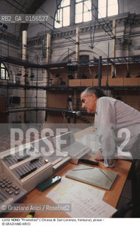 -Venezia,1984.Chiesa di San Lorenzo. Opera del compositore contemporaneo Luigi Nono, Prometeo - Tragedia dellascolto prova generale, testo di Massimo Cacciari, struttura scenica dellarchitetto Renzo Piano, luci del pittore Emilio Vedova.Il compositore Luigi Nono durante le prove. musica compositore opera Prometeo contemporanea elettronica filosofia architettura pittura ritratto.-Venice,1984. Work  Prometeo - Tragedia dellascolto directed by contemporary composer Luigi Nono,text by the philosopher Massimo Cacciari,scenography by the architect Renzo Piano,stage lighting by the painter Emilio Vedova. Portrait of the composer Luigi Nono ©Graziano Arici/Rosebud2