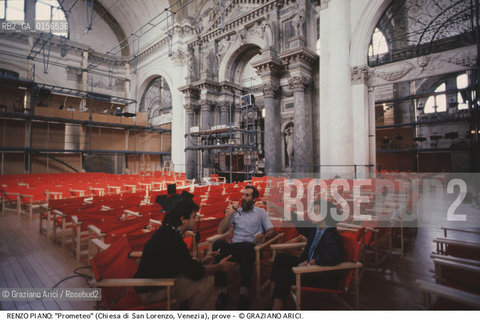 -Venezia,1984.Chiesa di San Lorenzo. Opera del compositore contemporaneo Luigi Nono, Prometeo - Tragedia dellascolto prova generale, testo di Massimo Cacciari, struttura scenica dellarchitetto Renzo Piano, luci del pittore Emilio Vedova.Larchitetto Renzo Piano durante le prove. musica compositore opera Prometeo contemporanea elettronica filosofia architettura pittura ritratto.-Venice,1984. Work  Prometeo - Tragedia dellascolto directed by contemporary composer Luigi Nono,text by the philosopher Massimo Cacciari,scenography by the architect Renzo Piano,stage lighting by the painter Emilio Vedova. Portrait of the architect Renzo Piano ©Graziano Arici/Rosebud2