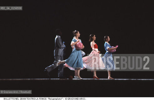 -Venezia,1985. Gran Teatro la Fenice. Balletto AM REIGENPLATZ, coreografia di Susanne Linke, Susanne Linke AM REIGENPLATZ Danza balletto coreografia .-Venice,1985. Gran Teatro la Fenice. Dance ballet AM REIGENPLATZ, choreographed by Susanne Linke dancers chorus ©Graziano Arici/Rosebud2 .La cessione dei diritti di questa immagine si intende per quanto di nostra competenza. Non comprende invece le eventuali spese  relative a diritti che potranno essere richiesti dagli Enti o persone fisiche cui appartengono eventualmente i soggetti  ripresi. Tali costi, ove necessari, e l’espletamento di qualsivoglia pratica di richiesta di concessione del permesso di pubblicazione sono esclusivamente a carico e a cura del soggetto acquirente di questa immagine.
