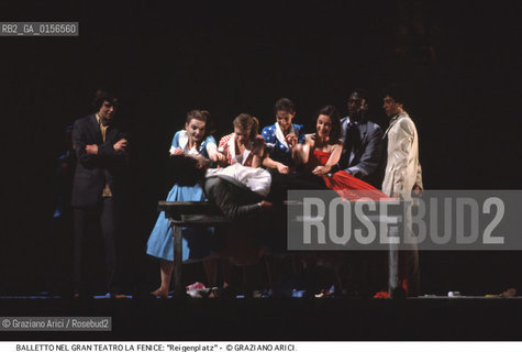 -Venezia,1985. Gran Teatro la Fenice. Balletto AM REIGENPLATZ, coreografia di Susanne Linke, Susanne Linke AM REIGENPLATZ Danza balletto coreografia .-Venice,1985. Gran Teatro la Fenice. Dance ballet AM REIGENPLATZ, choreographed by Susanne Linke dancers chorus ©Graziano Arici/Rosebud2 .La cessione dei diritti di questa immagine si intende per quanto di nostra competenza. Non comprende invece le eventuali spese  relative a diritti che potranno essere richiesti dagli Enti o persone fisiche cui appartengono eventualmente i soggetti  ripresi. Tali costi, ove necessari, e l’espletamento di qualsivoglia pratica di richiesta di concessione del permesso di pubblicazione sono esclusivamente a carico e a cura del soggetto acquirente di questa immagine.