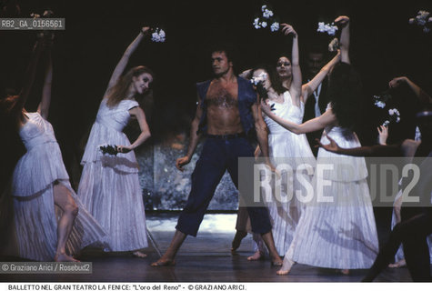 -Venezia,1990. Gran teatro La Fenice. Balletto Loro del Reno coreografato da Maurice Bejart, musiche di Richard Wagner, corpo di Ballo Bejart Ballet Lausanne -Venice,1990. Gran teatro La Fenice.Ballet Loro del Reno,choreographed by Maurice Bejart,music by Richard Wagner,corps de ballet Bejart ballet Lausanne DAS RHEINGOLD ©Graziano Arici/Rosebud2 .La cessione dei diritti di questa immagine si intende per quanto di nostra competenza. Non comprende invece le eventuali spese  relative a diritti che potranno essere richiesti dagli Enti o persone fisiche cui appartengono eventualmente i soggetti  ripresi. Tali costi, ove necessari, e l’espletamento di qualsivoglia pratica di richiesta di concessione del permesso di pubblicazione sono esclusivamente a carico e a cura del soggetto acquirente di questa immagine.