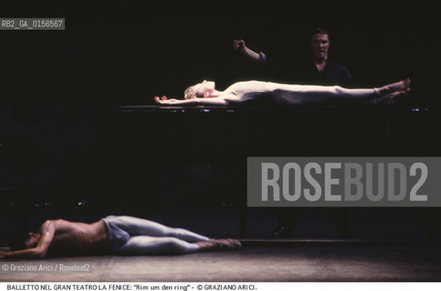 -Venezia,1990. Gran teatro La Fenice. Balletto Loro del Reno coreografato da Maurice Bejart, musiche di Richard Wagner, corpo di Ballo Bejart Ballet Lausanne -Venice,1990. Gran teatro La Fenice.Ballet Loro del Reno,choreographed by Maurice Bejart,music by Richard Wagner,corps de ballet Bejart ballet Lausanne DAS RHEINGOLD ©Graziano Arici/Rosebud2 .La cessione dei diritti di questa immagine si intende per quanto di nostra competenza. Non comprende invece le eventuali spese  relative a diritti che potranno essere richiesti dagli Enti o persone fisiche cui appartengono eventualmente i soggetti  ripresi. Tali costi, ove necessari, e l’espletamento di qualsivoglia pratica di richiesta di concessione del permesso di pubblicazione sono esclusivamente a carico e a cura del soggetto acquirente di questa immagine.