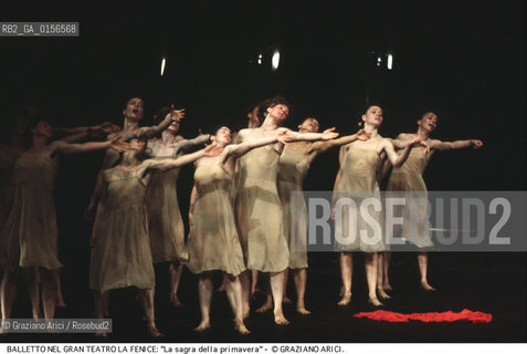 -Venezia,1983. Gran Teatro la Fenice. Balletto La sagra della primavera, coreografia di Pina Bausch, corpo di ballo Tanztheater Wuppertal e musiche di Igor Stravinsky.Tanztheater Wuppertal Pina Bausch Danza balletto coreografia Fruhlingsopfer.-Venice,1983. Gran Teatro la Fenice. Dance ballet Fruhlingsopfer, choreographed by Pina Bausch, Tanztheater Wuppertal dancers chorus and music by Igor Stravinsky ©Graziano Arici/Rosebud2 .La cessione dei diritti di questa immagine si intende per quanto di nostra competenza. Non comprende invece le eventuali spese  relative a diritti che potranno essere richiesti dagli Enti o persone fisiche cui appartengono eventualmente i soggetti  ripresi. Tali costi, ove necessari, e l’espletamento di qualsivoglia pratica di richiesta di concessione del permesso di pubblicazione sono esclusivamente a carico e a cura del soggetto acquirente di questa immagine.